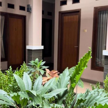 Hens Guesthouse Syariah Gadobangkong Екстер'єр фото