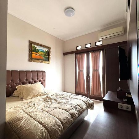 Hens Guesthouse Syariah Gadobangkong Екстер'єр фото
