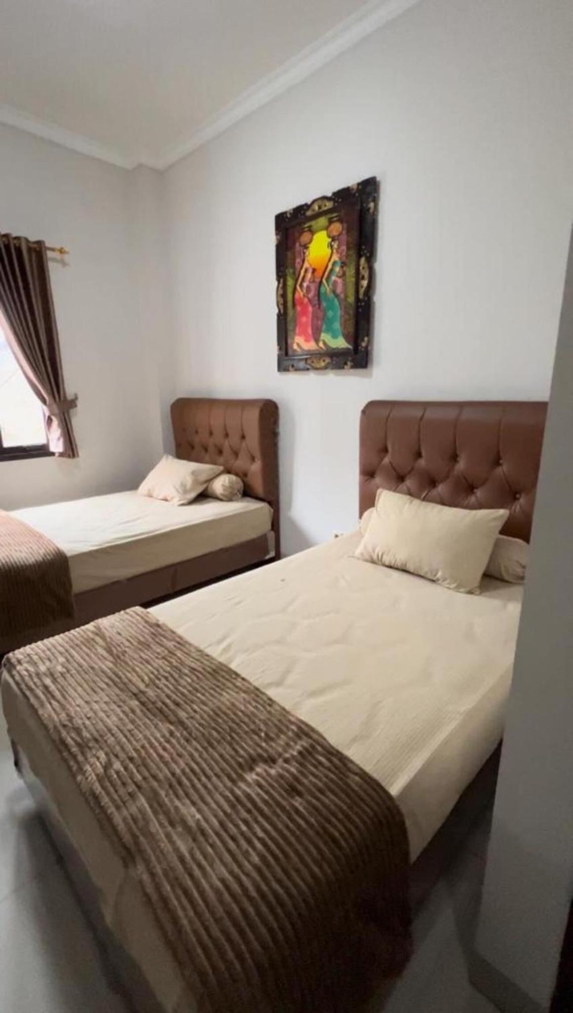 Hens Guesthouse Syariah Gadobangkong Екстер'єр фото