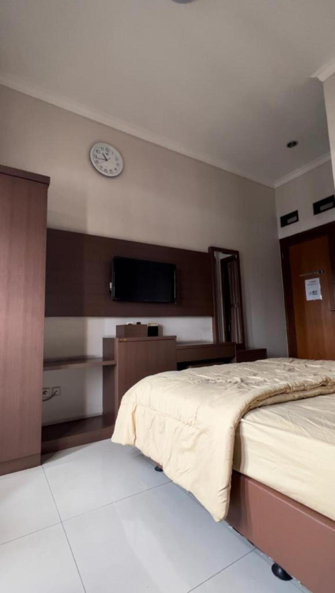 Hens Guesthouse Syariah Gadobangkong Екстер'єр фото