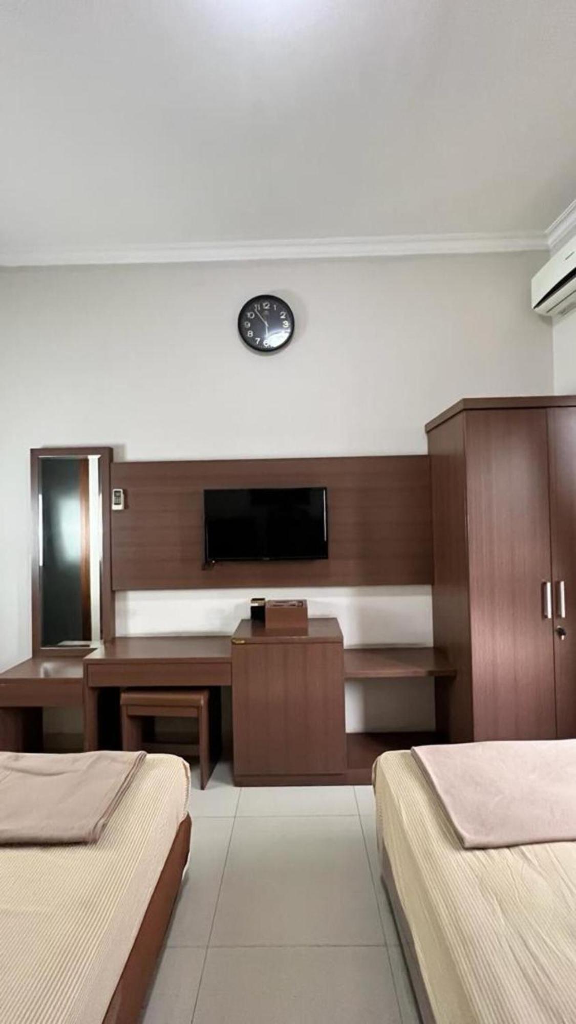 Hens Guesthouse Syariah Gadobangkong Екстер'єр фото