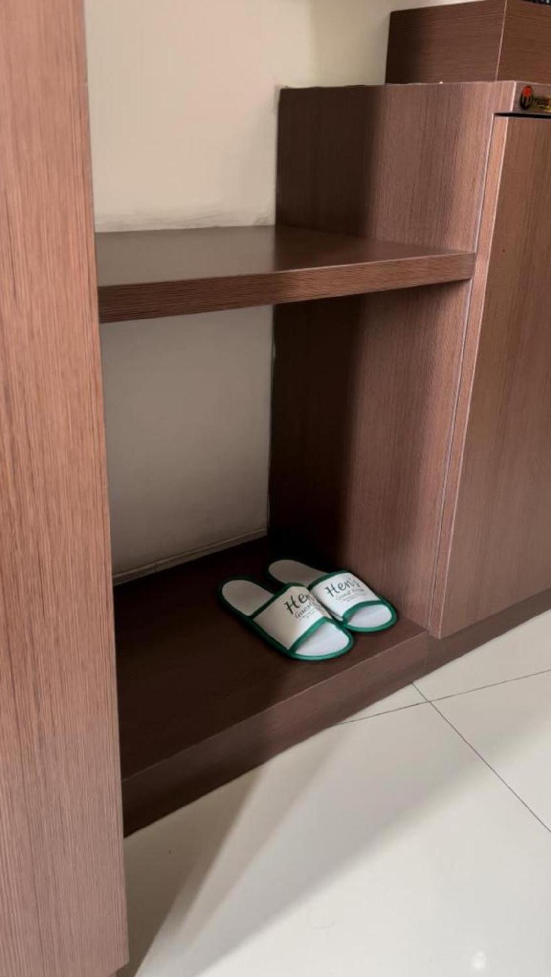 Hens Guesthouse Syariah Gadobangkong Екстер'єр фото